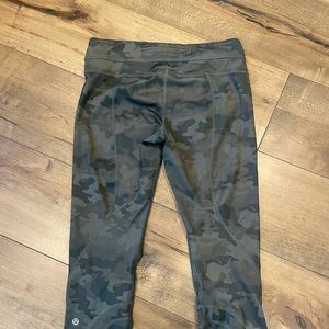 Lululemon camo crop legging